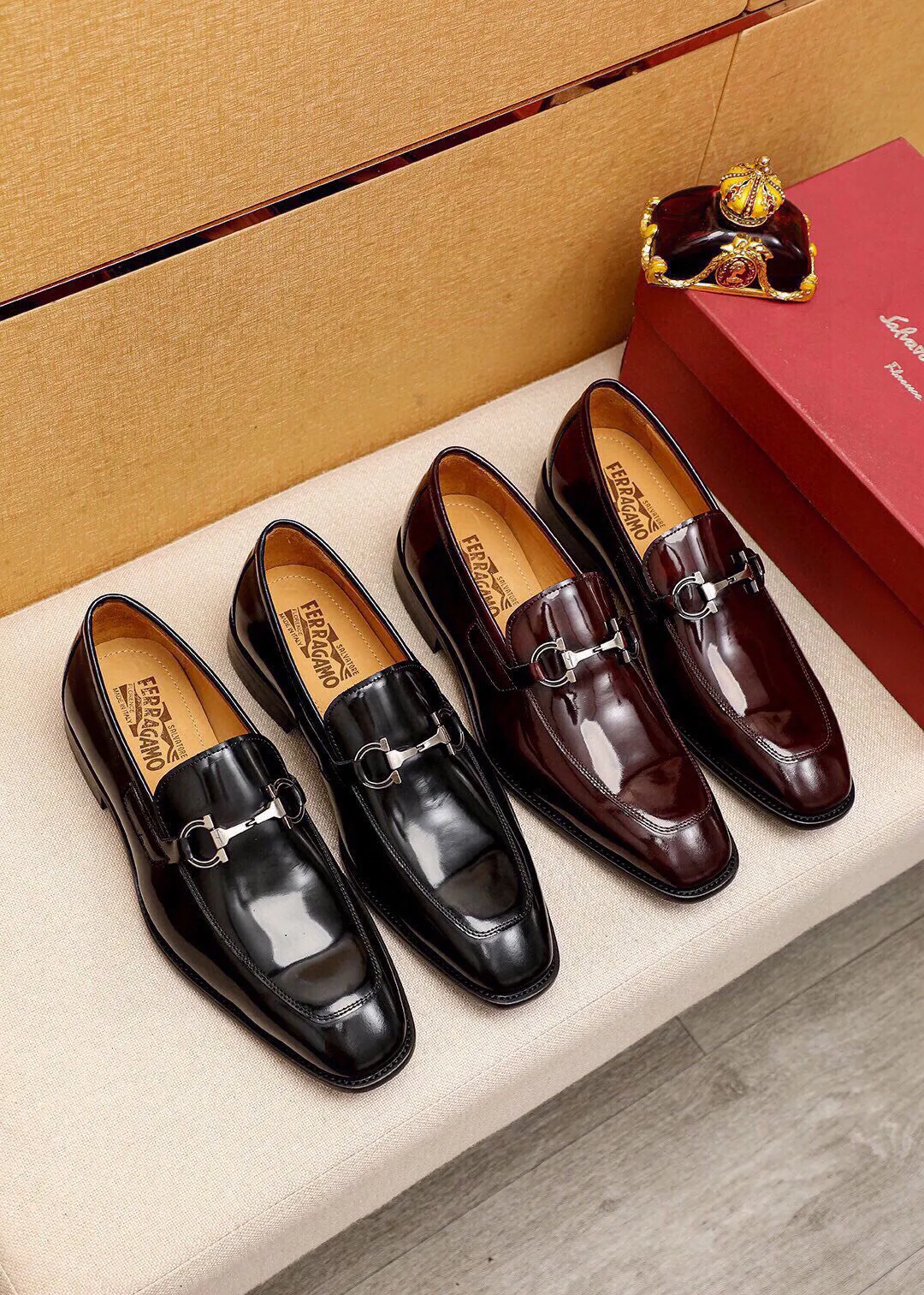 Men's shoes 💰460 💐 Product trademark: Ferragamo "Ferragamo" casual leather shoes Regular size: 38-44 (45🉑️customized) Product materials: Selected imported first-layer open-edge beaded cowhide upper + luxury hardware buckle, imported water-dyed cowhide leather lining. Strong three-dimensional visual effect, original outsole color: 2 colors available